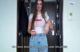 Девка светит дойками через майку без бюстгальтера