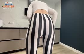 Милфа в эротичных лосинах красуется перед пасынком