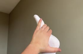 Спортивная девочка в лосинах демонстрирует задницу